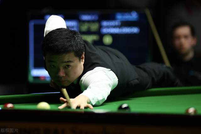 横看成岭侧成峰，乔治娜晒出差照秀出傲人身材